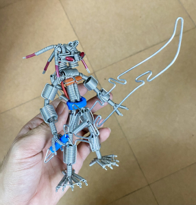 Mô hình robot làm thủ công bằng dây nhôm